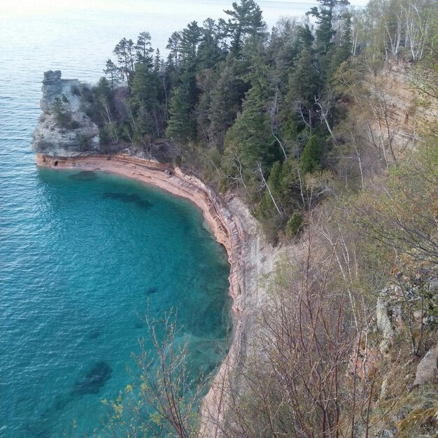 Foto pintura de la costa rocosa