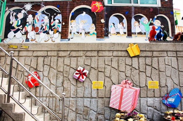 Pintura de arte desenhando cultura tradicional da população local em Gamcheon Culture Village ou Santorini da cidade de Pusan na parede para viajantes coreanos em visita em 18 de fevereiro de 2023 em Busan, Coreia do Sul