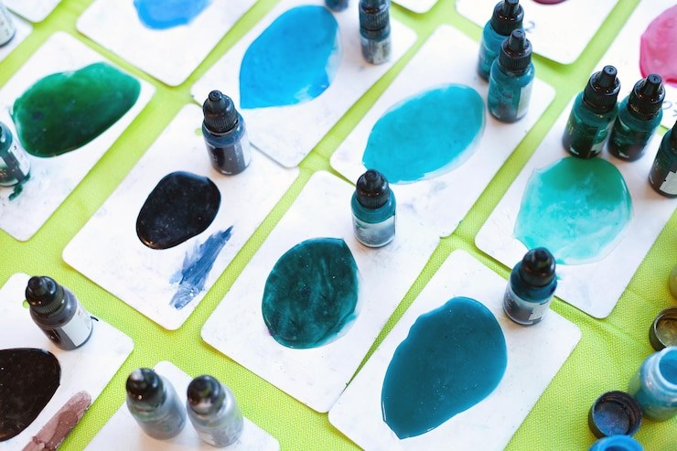 Foto pintura de garrafas de cor para arte de resina mistura de epóxi em copos de plástico para fundição estabilização e híbrido