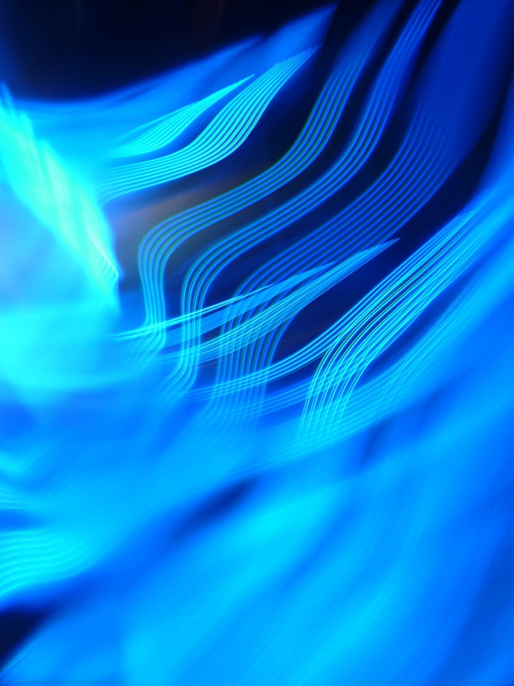 Foto pintura de luz azul contra fundo preto