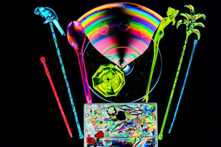 Foto pintura de luz colorida contra fundo preto