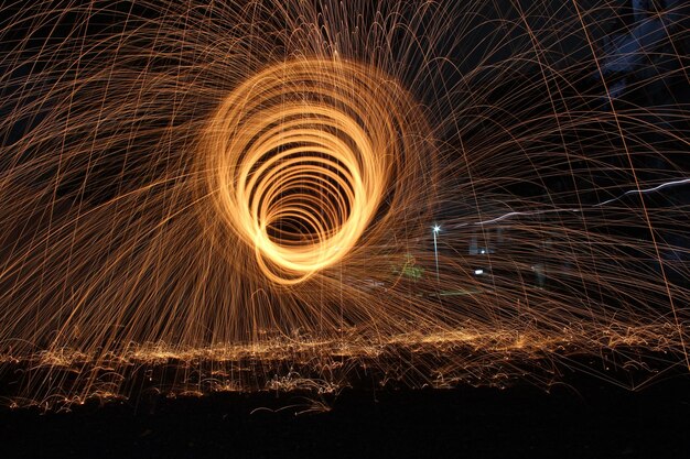 Pintura de luz de fogos de artifício à noite