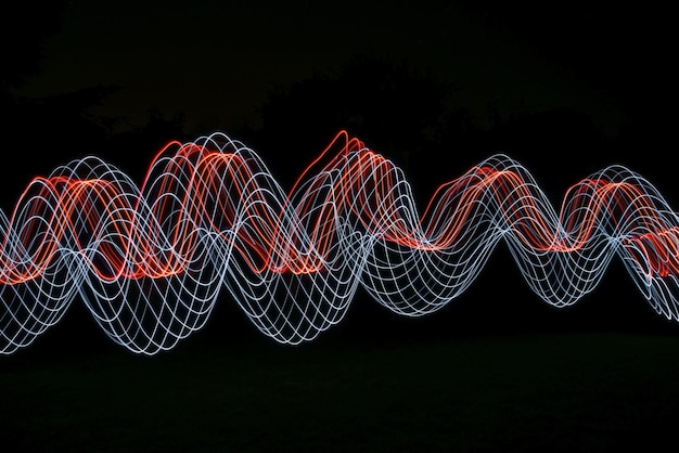 Foto pintura de luz iluminada contra fundo preto