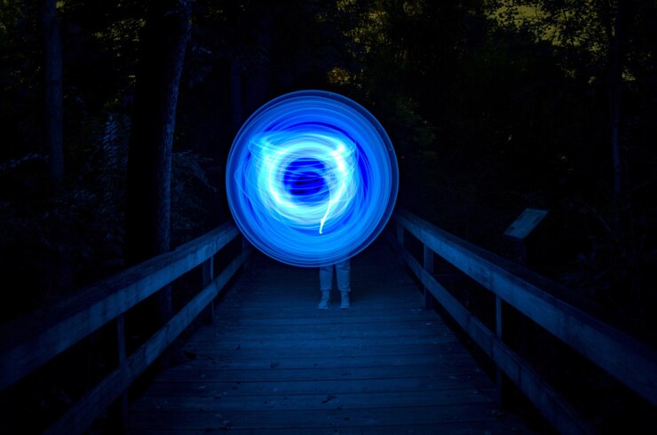 Foto pintura de luz na árvore à noite