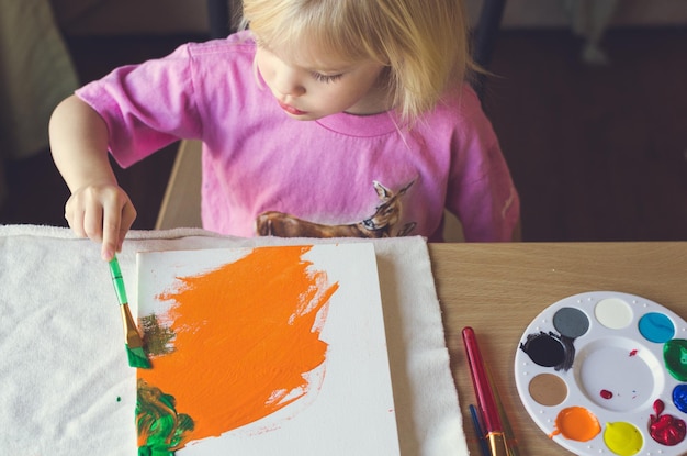 Pintura de menina com aquarela