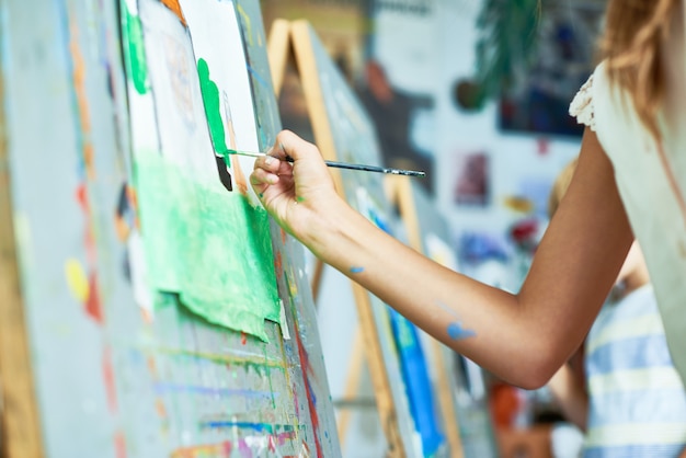 Pintura de menina na aula de arte