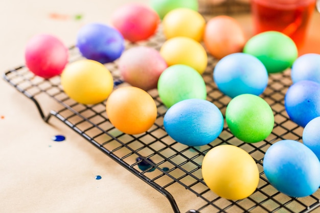 Pintura de ovos de Páscoa com cores brilhantes.