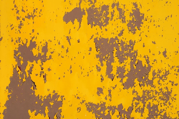 Pintura descascada de superfície áspera de placa de aço amarelo mostrando fundo abstrato de textura de aço enferrujado