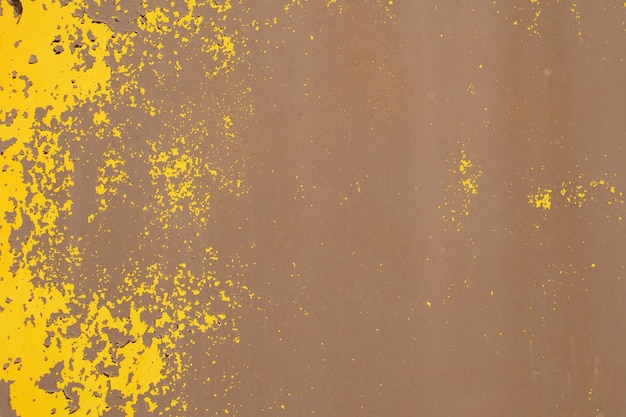 Pintura descascada de superfície áspera de placa de aço amarelo mostrando fundo abstrato de textura de aço enferrujado