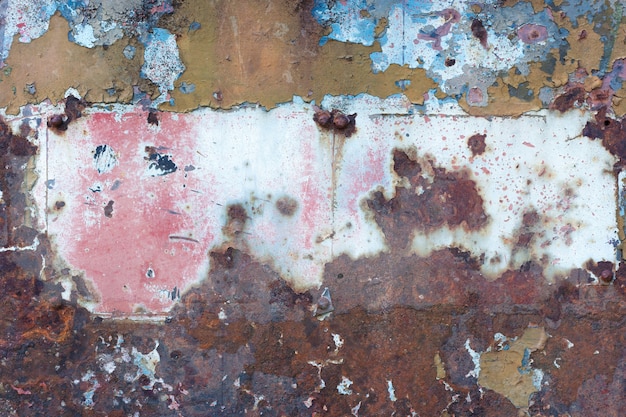 Pintura descascarillada en metal oxidado viejo.