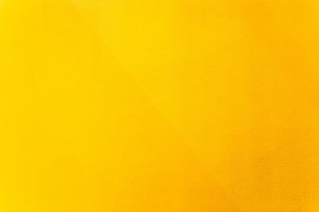 Pintura dorada o amarilla en la textura de la pared de cemento como fondo