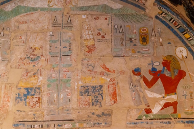 Pintura egipcia antigua en el templo mortuorio de Hatshepsut en Luxor, Egipto