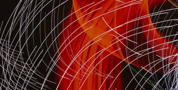 una pintura de una flor con líneas rojas y naranjas