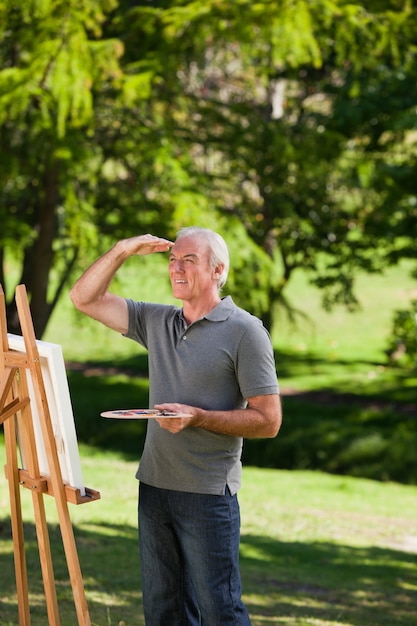 Pintura hombre mayor en el jardín