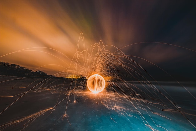 Pintura de luz contra el cielo por la noche