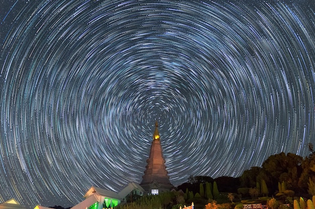 Pintura de luz contra el cielo por la noche