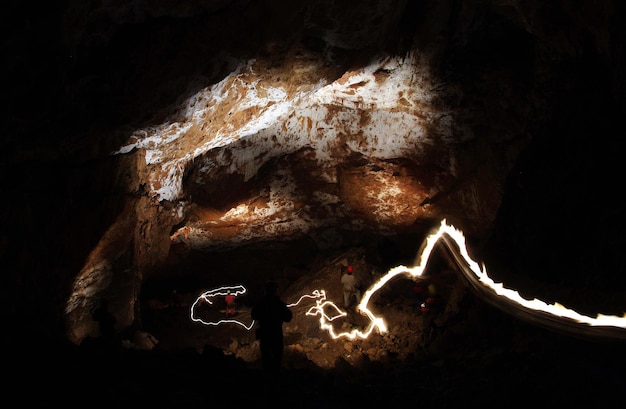 Foto pintura de luz en una cueva