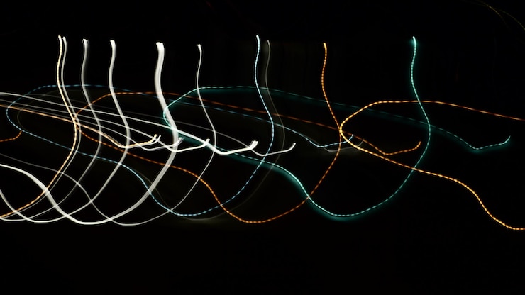 Foto pintura de luz iluminada contra un fondo negro