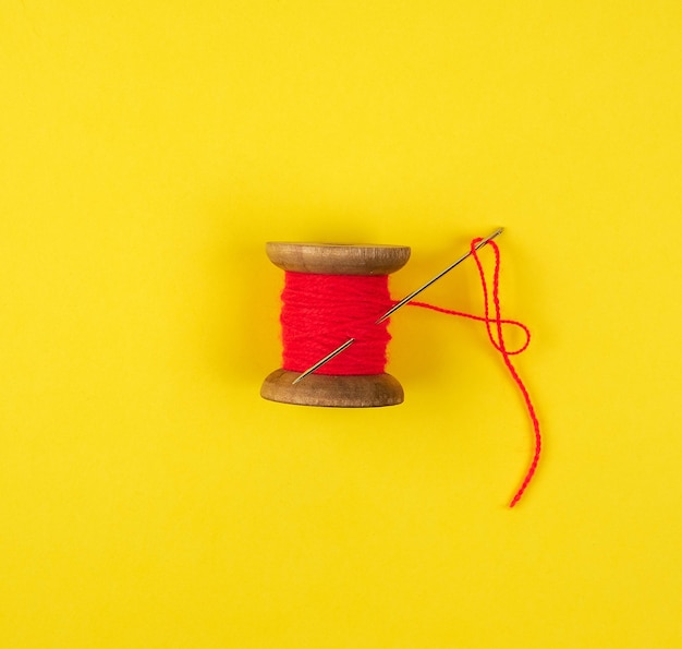 Pintura de luz roja contra un fondo amarillo