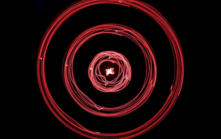 Foto pintura con luz roja por la noche
