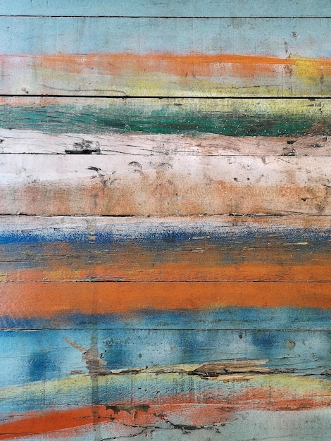 Pintura de madera abstracta vibrante con degradados multicolores y pinceladas.