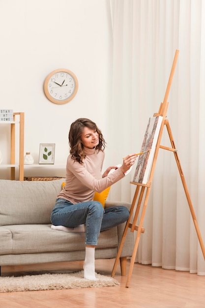 Foto pintura de mujer en casa