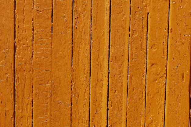 Pintura naranja en una valla de madera