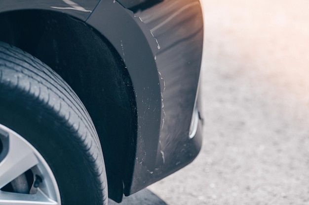 La pintura negra del coche se agrietó y se despegó, la oxidada superficie de la carrocería