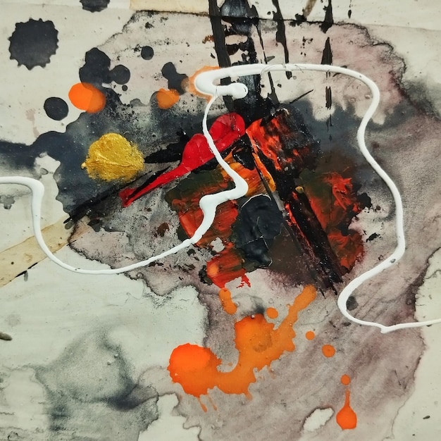 una pintura de una pieza de arte con pintura naranja y amarilla