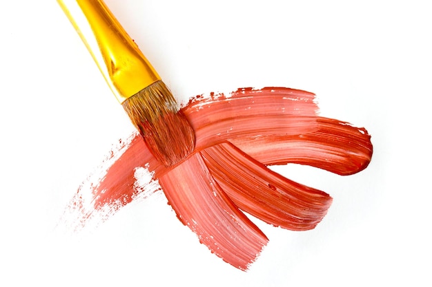 Pintura y pincel de gouache abstracto aislados en blanco