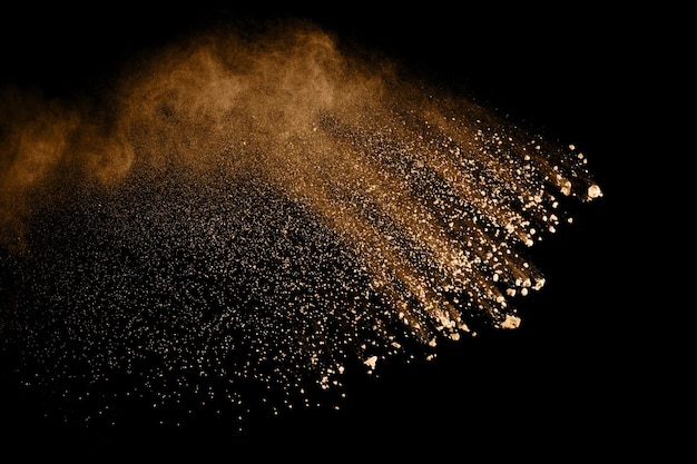 Pintura en polvo explotando sobre un fondo negro