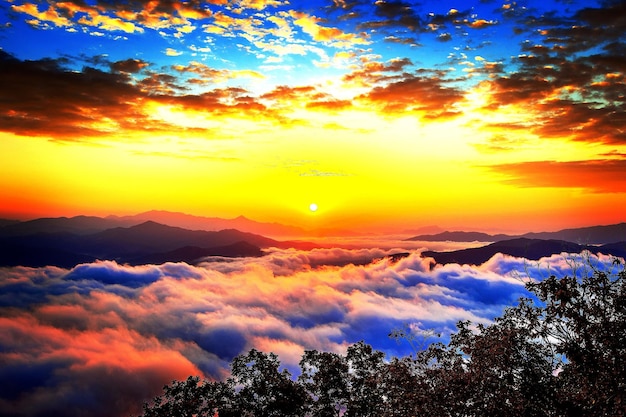 Foto una pintura de una puesta de sol sobre las nubes.