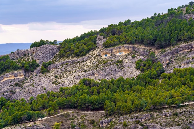 Pintura realizada sobre la roca de la montaña llamada Ojos de Mora Cuenca España