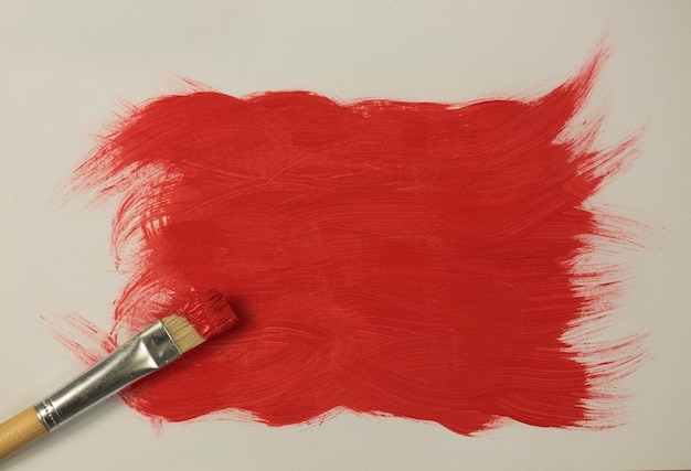 Pintura roja con pincel