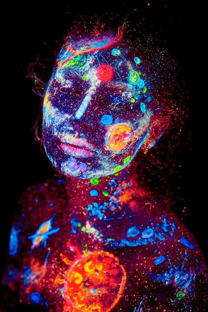Pintura ultravioleta de un universo en un retrato del cuerpo femenino