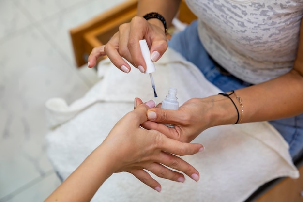 Pintura de uñas de manicura