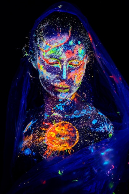 Pintura UV de um universo em um retrato do corpo feminino