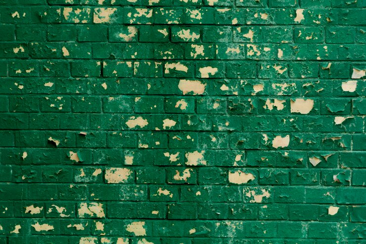 Foto pintura verde quebrada na parede.