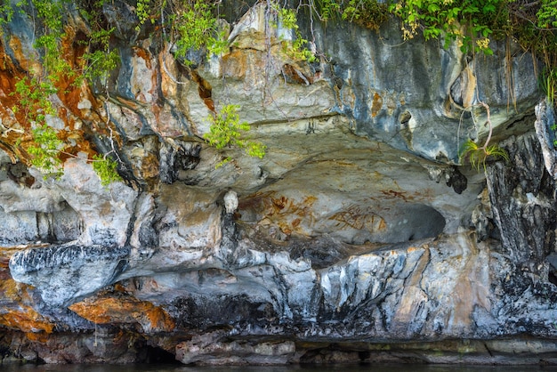 Pinturas antigas na rocha nacional de Ko Pan Yi Ao Phangnga