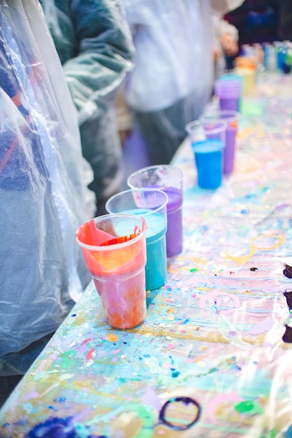 pinturas de arte en una mesa