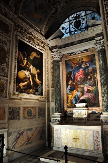 Pinturas en la Basílica de Santa María del Popolo Roma Italia fue pintada por Caravaggio y Carracci