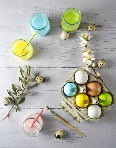 Pinturas de huevos de Pascua para pintar a mano y pincel sobre madera blanca Decoraciones para fiestas de Pascua Feliz