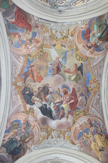 Pinturas magníficas no teto da igreja em Lvov