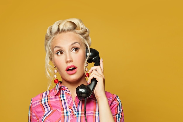 Pinup-Frau mit gelbem Telefon