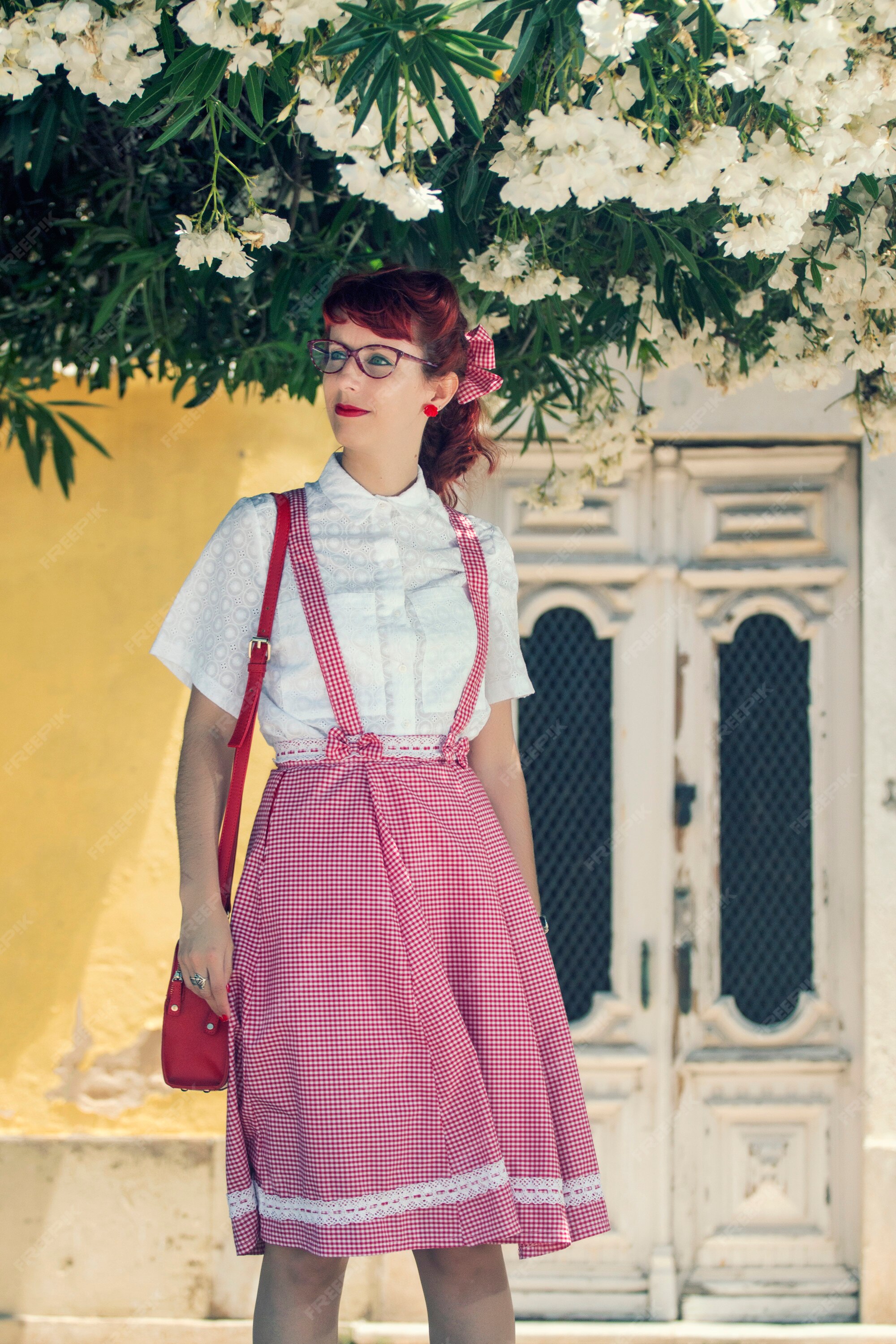 Pinup joven en ropa de estilo vintage | Foto Premium