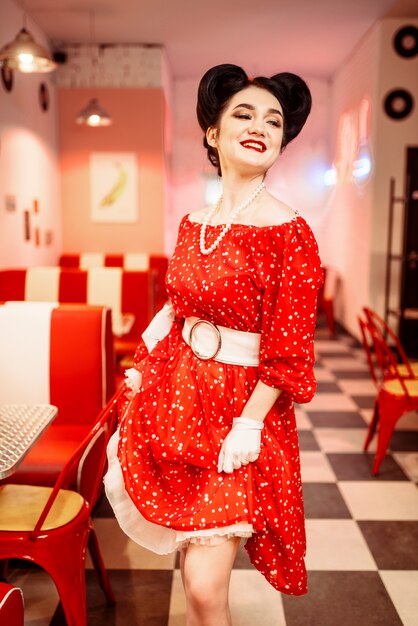 Retrato De Mujer Con Megáfono, Vestido De Pin-up Estilo Vestido Rojo En  Lunares Y Guantes Blancos, Sobre Fondo Azul. Caucásicos Modelo Rubia  Posando En La Moda Retro Disparo De Estudio Vintage. Fotos