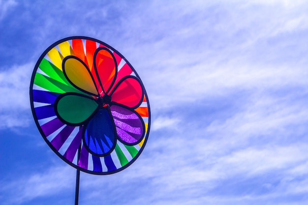 Foto pinwheel de giro do orgulho do lgbt do arco-íris.