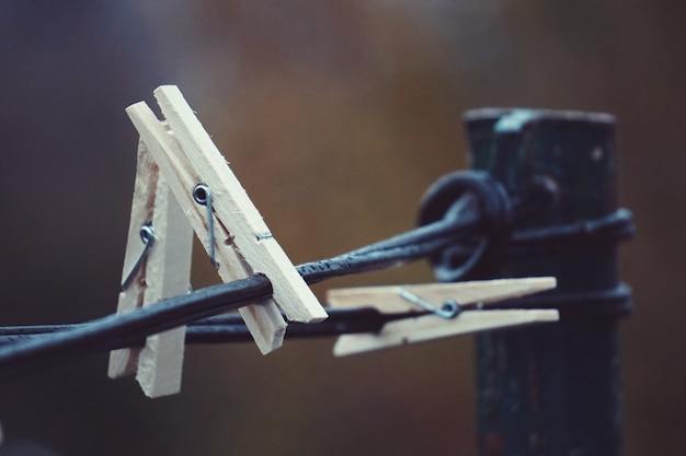 pinza de madera en la cuerda