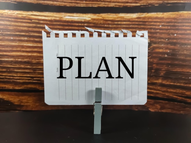 Foto pinza de madera con hoja de papel plan de texto sobre fondo blanco concepto de negocio