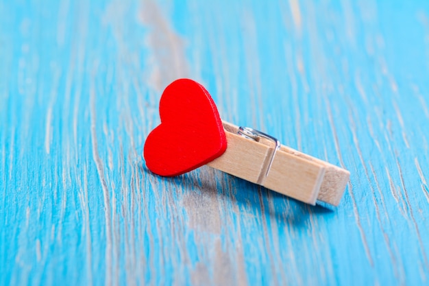 Pinza de madera pequeña con corazón rojo